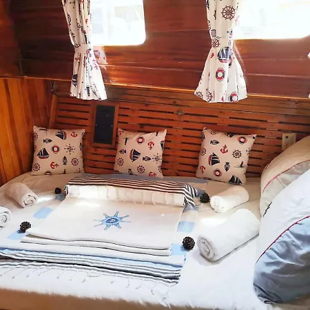 Botel Ide Yacht