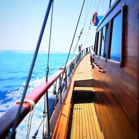 Botel Ide Yacht *