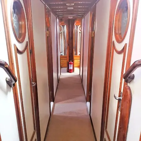 Ide Yacht Botel *